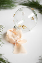 Load image into Gallery viewer, Boules de Noël - Christmas ornements (3.15 in)
